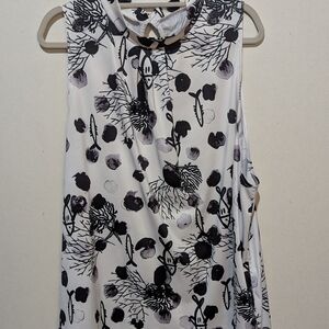 Women's Black and White Sleeveless Top